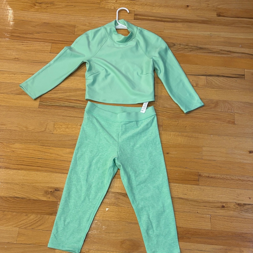 ALO Yoga Airlift fitted top and high waist capris